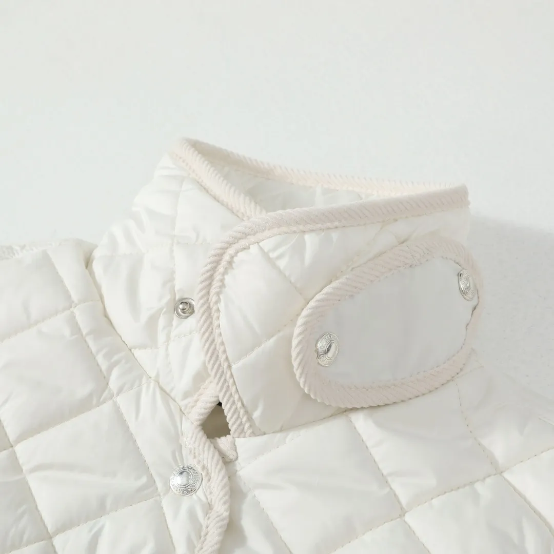 P350 #R53 Ralph Lauren Diamond Quilted Cotton Clothes Women's Tops Retro college style, classic diamond quilting, retro and warmth coexist. When delicate quilting stitches meet the three-dimensional diamond pattern, a warm cotton jacket with a college atmosphere. Exquisite details interpret autumn and winter textured outfits. 4-color versatile style, easy to control various occasions. Black classic｜Low-key high-end that never goes wrong Navy blue is calm | Quiet and intellectual temperament; Khaki is gentle | Creates a warm retro atmosphere; White is fresh | A touch of light halo in winter. Ingenuity is evident in the details, and the quality is at your fingertips. Customized metal buttons embellish the placket. Exquisite embroidery on the chest highlights the brand genes. 120g high-fill cotton is evenly filled. Commuting scene: Pair with straight trousers + loafers. Casual everyday: layered knitted skirt + short boots. College style: combination of jeans + canvas shoes. This winter, let the diamond pattern add elegance to you. Use a classic cotton coat to write your own retro fashion narrative. Color: Navy blue, black, white, khaki. Size: S M L XL. Bust: 107 111 115 119. Length: 65 66 67 68 Sleeve length: 64 64 64 64 Shoulder width: 42 43 44 45 S size: recommended within 100 catties M size: recommended within 120 catties L size: recommended within 140 catties XL size: recommended within 160 catties